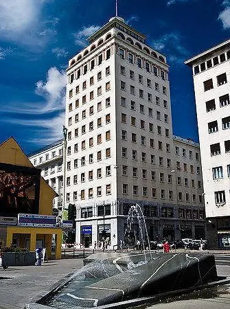 Skyscraper Apartment *